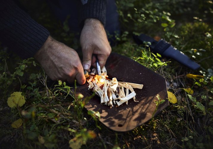 Cum să supraviețuiți în pădure? Bețișorul luminos, prelata și echipamentul de bază pentru supraviețuire vă pot ajuta