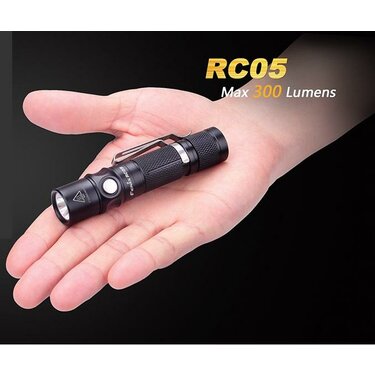 Taktická baterka Fenix RC05 nabíjateľná